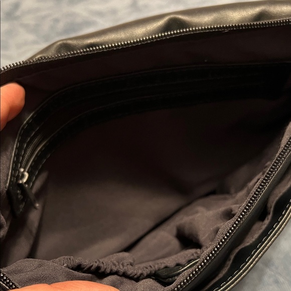 Stone & Co. Elegant Black Crossbody Bag - Picture 6 of 8